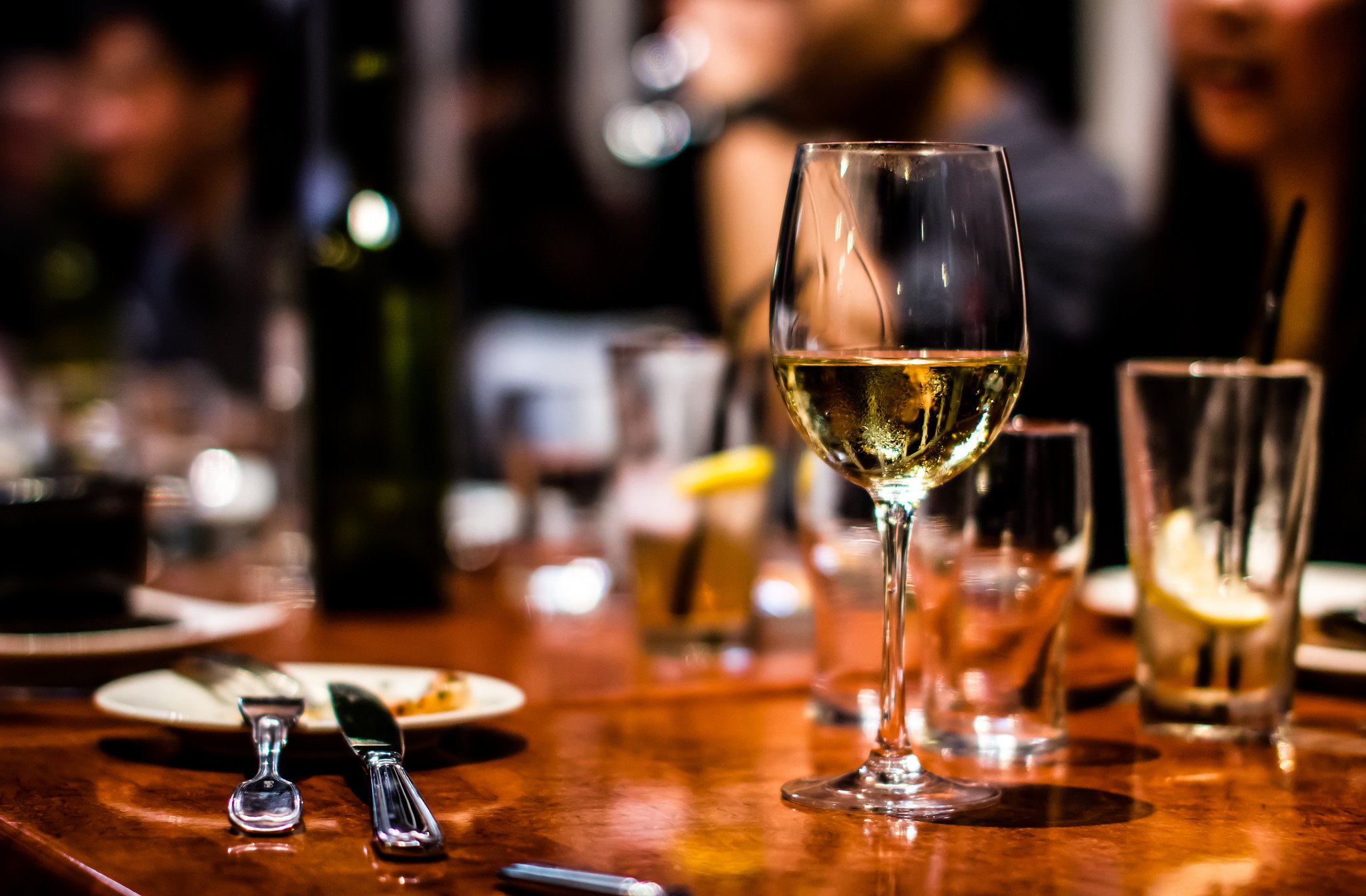 Una bebida con cena de Daniel Lee.  Reproducido bajo una licencia Creative Commons.