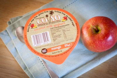 A tub of yoghurt and an apple