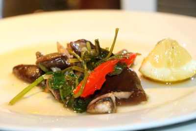 Vegan bulhao pato mushrooms