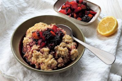 Milchreis mit heißem Apfel- Brombeerkompott