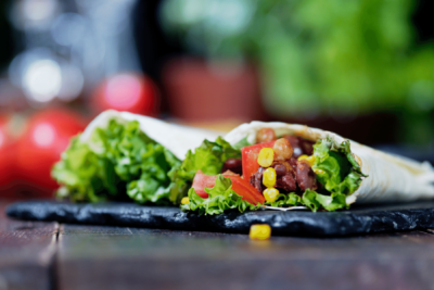 Vegane Burritos mit Bohnen und Guacamole