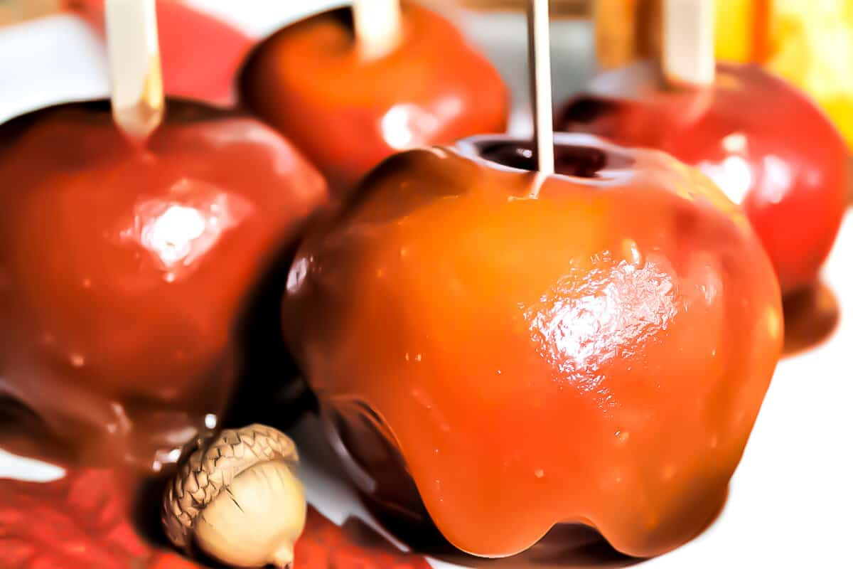 Caramel toffee apples