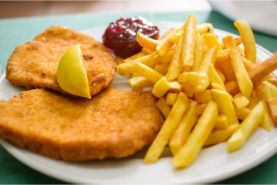 Pflanzliches Schnitzel mit Pommes