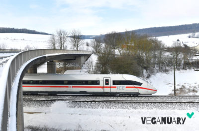Bild eines ICE mit Veganuary-Logo