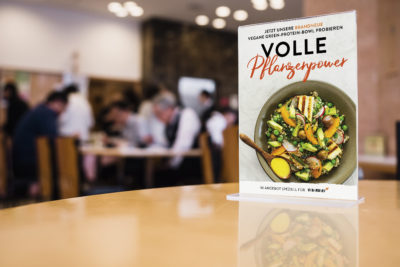 Veganuary-Werbeschild für vegane Gerichte in einer Kantine