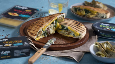 Grilled Pita Sandwich mit Artischocke und Spinat