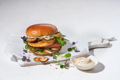 Burger mit veganem Grillkäse und Champignons