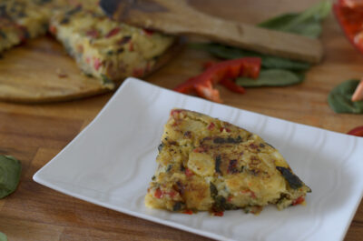 tortilla patatas, espinacas y pimientos rojos